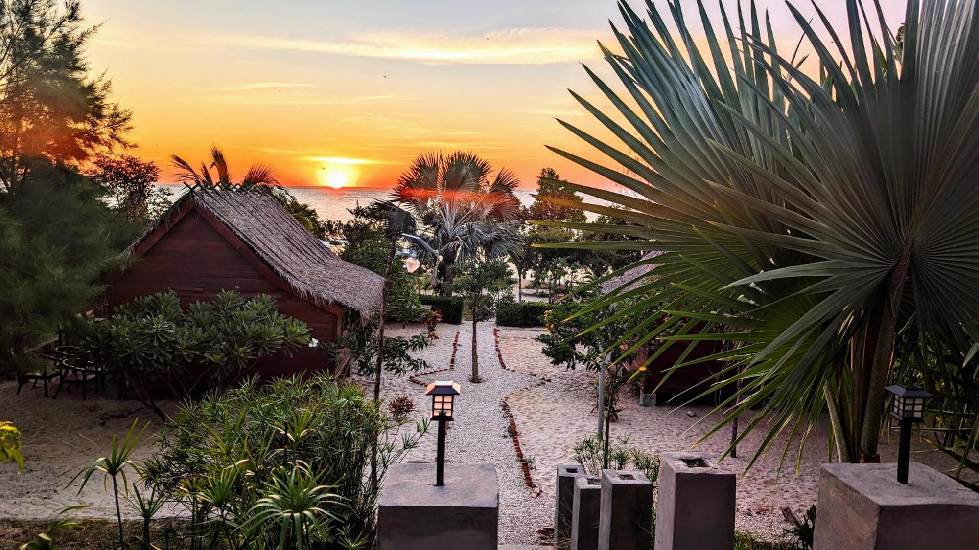 Ampazony Oasis Lodge Mahajanga Extérieur photo