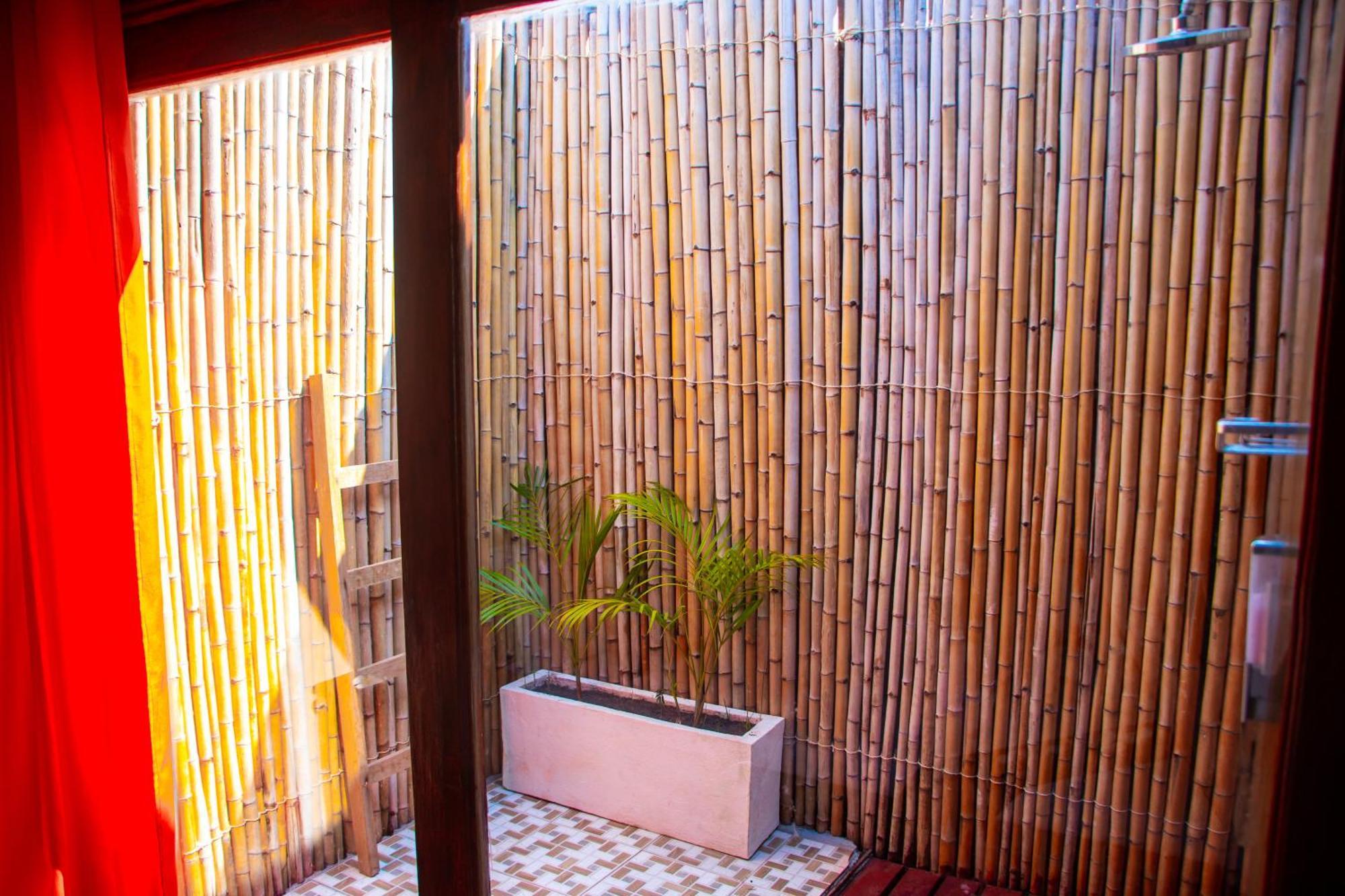 Ampazony Oasis Lodge Mahajanga Extérieur photo